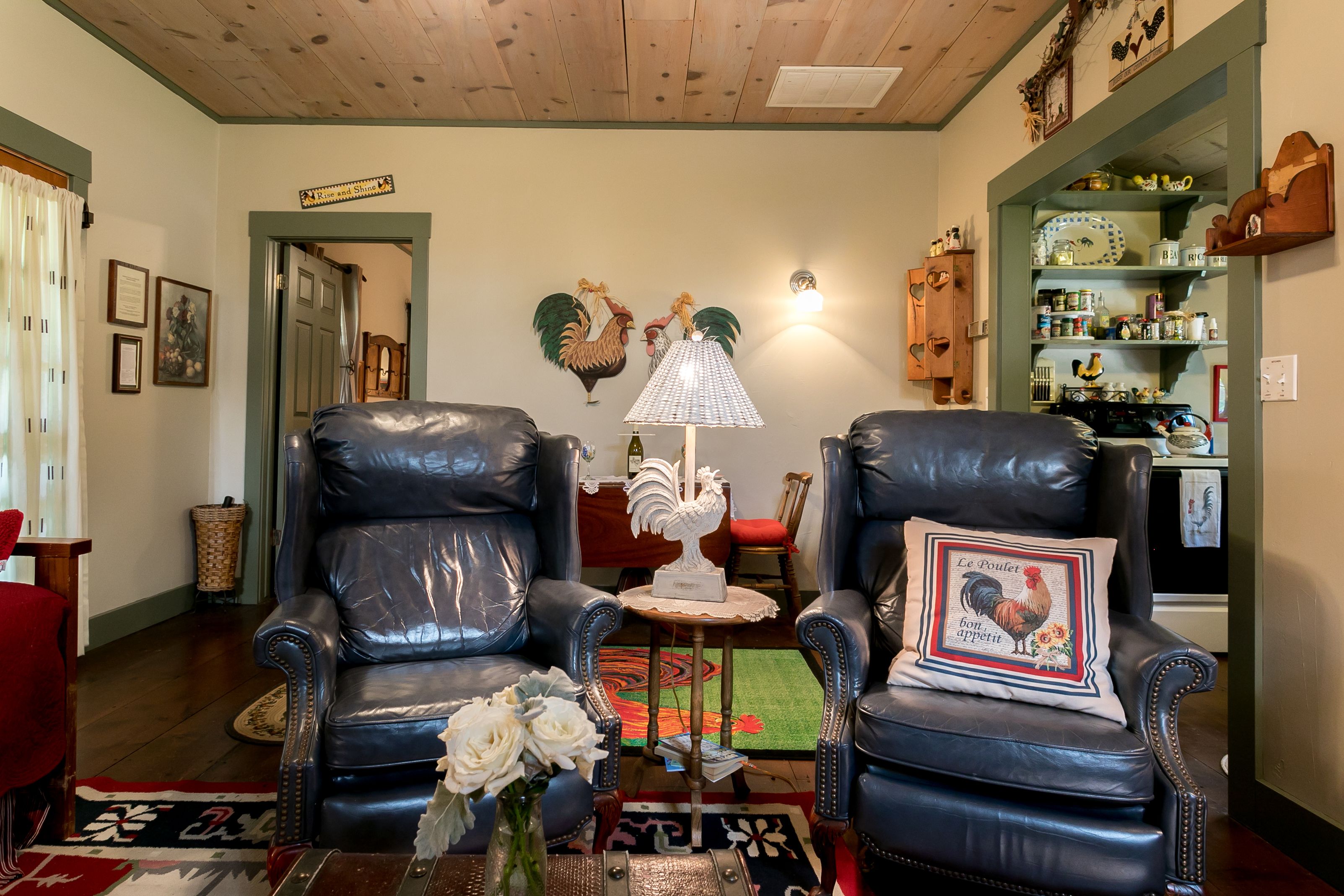 House (Rooster Springs) | Living area | TV, fireplace