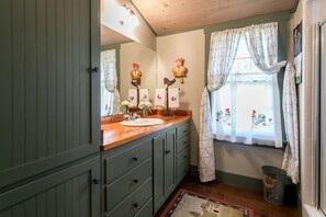 House (Rooster Springs) | Bilik Mandi | Pancuran mandi, kelengkapan dandanan diri percuma, tuala disediakan 