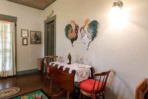 House (Rooster Springs) | In-room dining