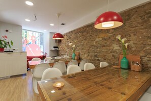 Lobby sitting area - Pamplona Hostel (Pamplona)