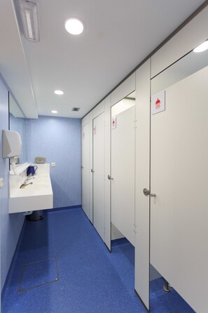 Pancuran mandi, pengering rambut, tuala disediakan