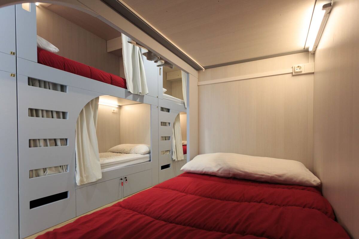 1 bed in shared dormitory for 22 people | Skrivbord, mörkläggningsgardiner och gratis wi-fi