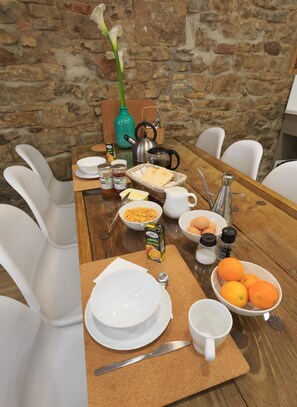 Free daily continental breakfast  - Pamplona Hostel (Pamplona)