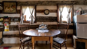 Cabin (Wine Cup) | In-room dining - Wine Cup Cabin (Fredericksburg)