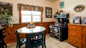 Private kitchen - Orange Street Cottage (Fredericksburg)