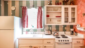 Cottage (Orange Street Le Chalet ) | Private kitchen - Le Chalet (Fredericksburg)