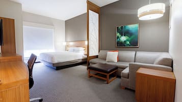 Schreibtisch, Verdunkelungsvorhänge, Bügeleisen/Bügelbrett