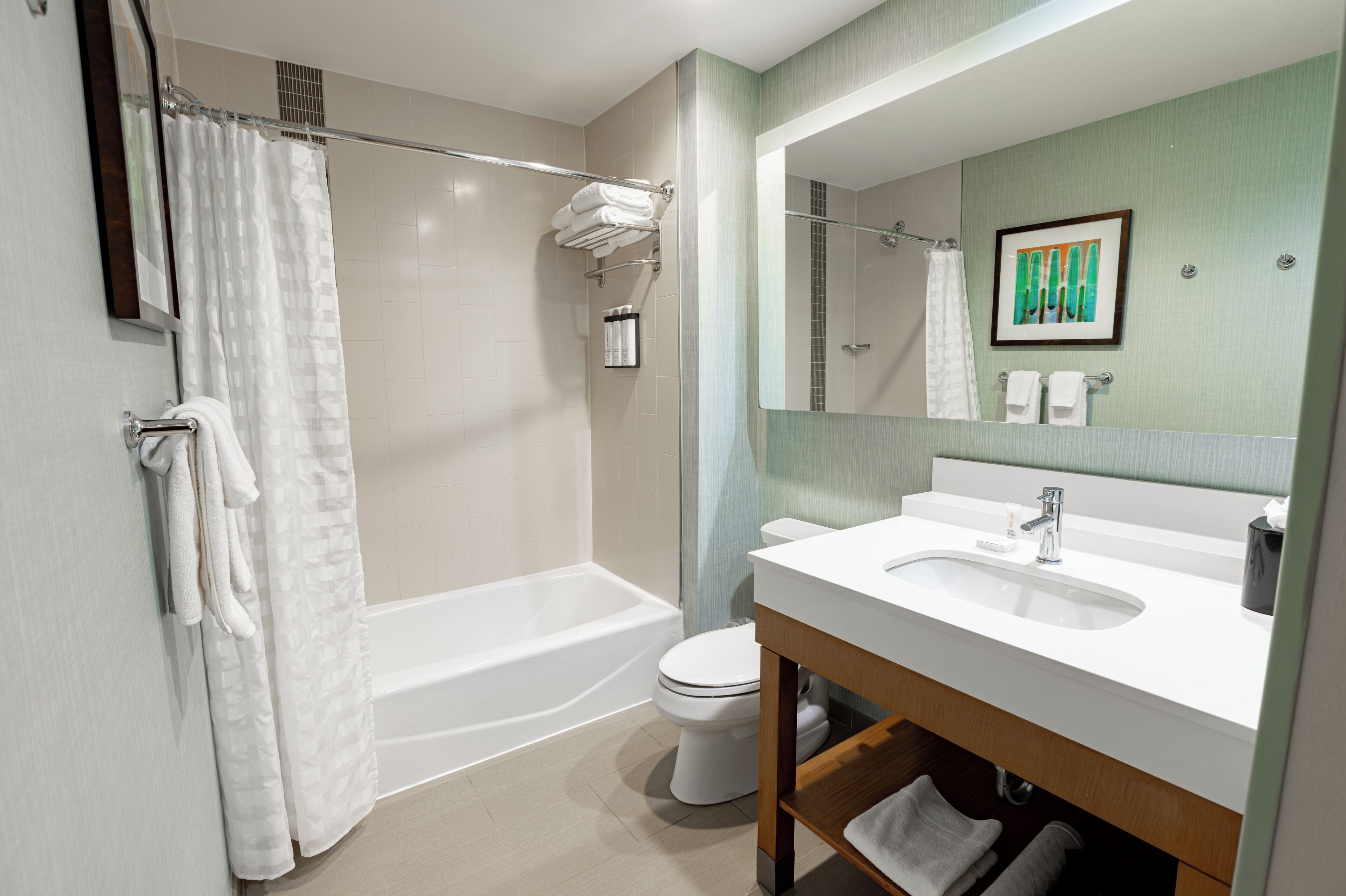 Un baño moderno con bañera, inodoro y lavamanos.