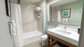 Un baño moderno con bañera, inodoro y lavamanos.