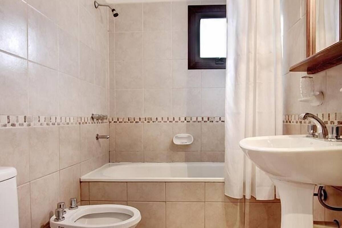 Baño | Artículos de higiene personal gratuitos, secador de pelo y toallas