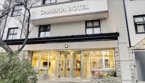 Property entrance - Cambria Hotel (San Carlos de Bariloche)