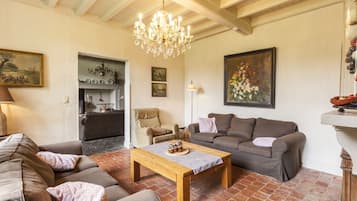 电视、DVD 播放器、乒乓球、立体声音响