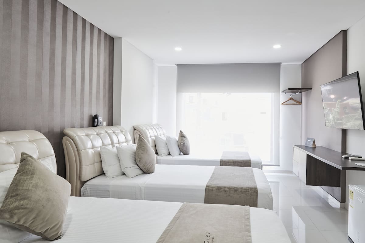 Standaard driepersoonskamer, 3 eenpersoonsbedden, niet-roken | Luxe beddengoed, donzen dekbedden, een minibar, een kluis op de kamer