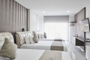 Ropa de cama de alta calidad, cubrecamas y minibar 