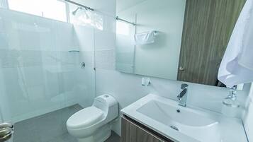 Shower, rainfall showerhead, free toiletries, towels