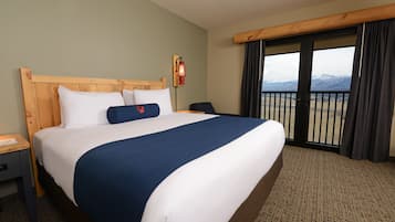 Caja de seguridad en la habitación y tabla de planchar con plancha