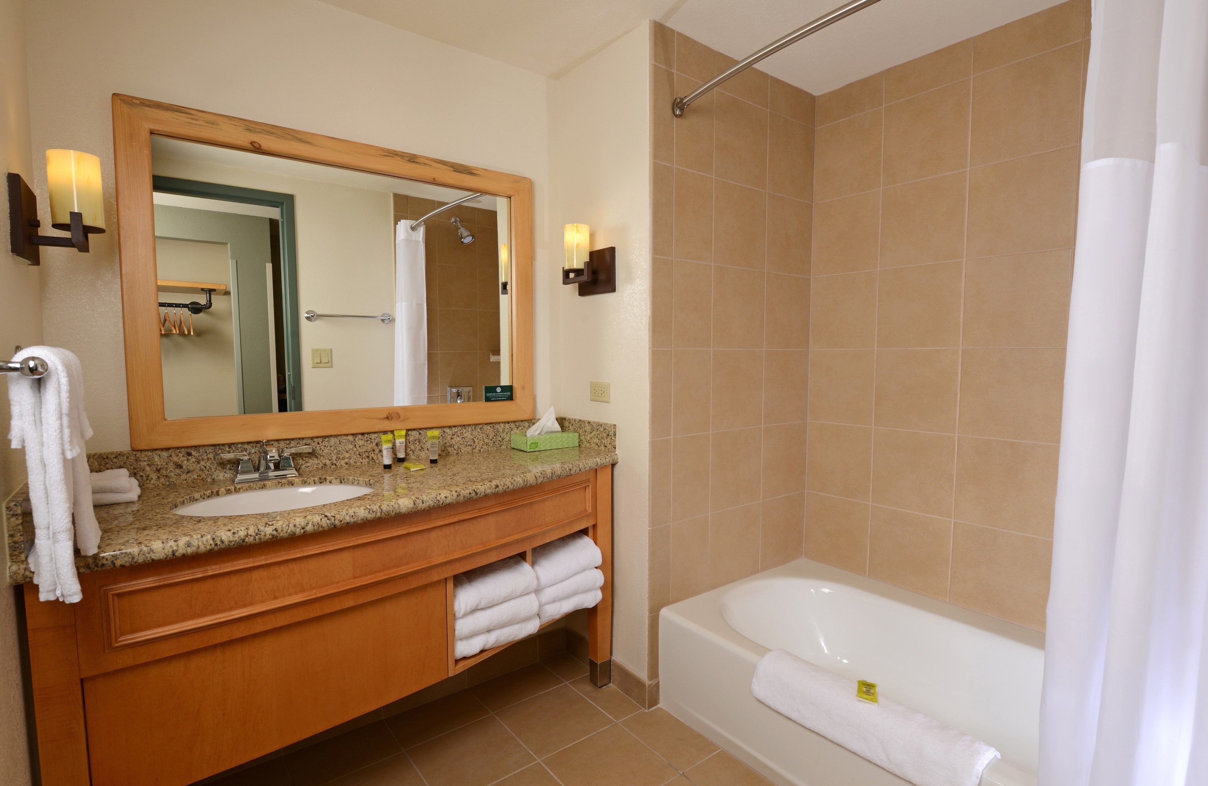 combined shower/bathtub, hair dryer