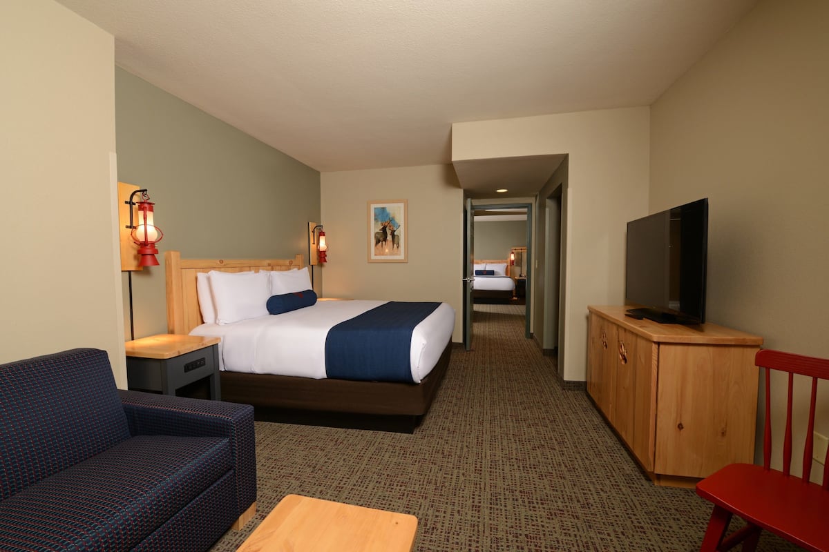 Majestic Wolf Suite with Balcony - Water Park Included | In-room safe, iron/ironing board, Internet, alarm clocks
