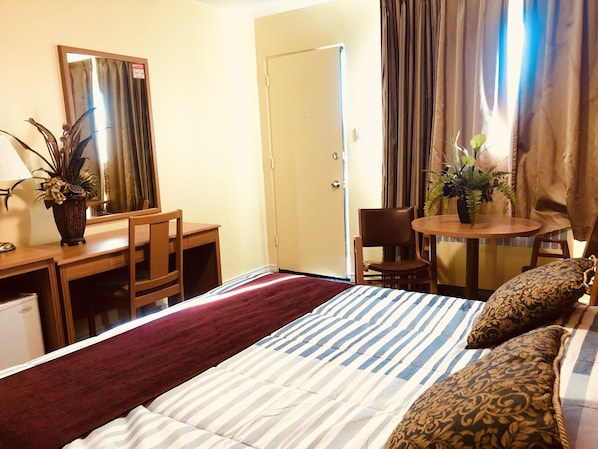 Quarto standard, 1 cama Queen, para não fumantes | Roupas de cama premium, escrivaninha, Wi-Fi de cortesia