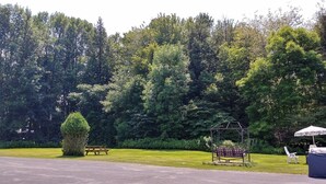 A park with a picnic table, a swing set, and a covered seating area. - Martin's Inn (Cornwall)