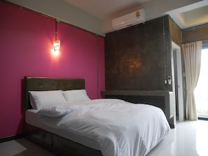 Quarto casal standard | Escrivaninha, cortinas blackout, camas extras/dobráveis (sobretaxa)