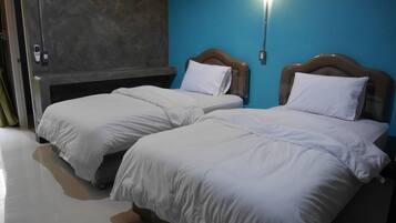 Twin Room | Desk, blackout curtains, rollaway beds, free WiFi