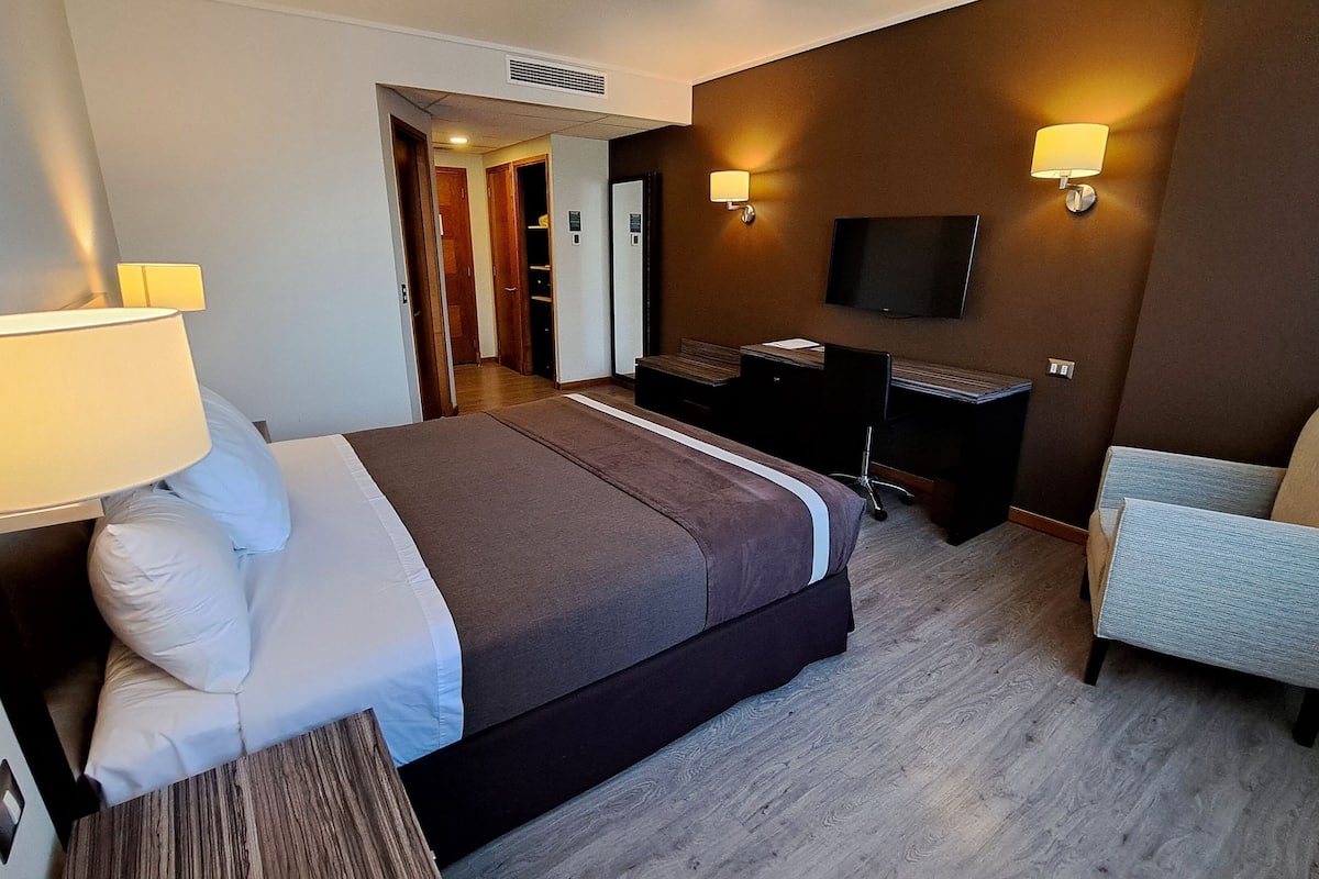 standard single room | minibar, in-room safe, desk, soundproofing