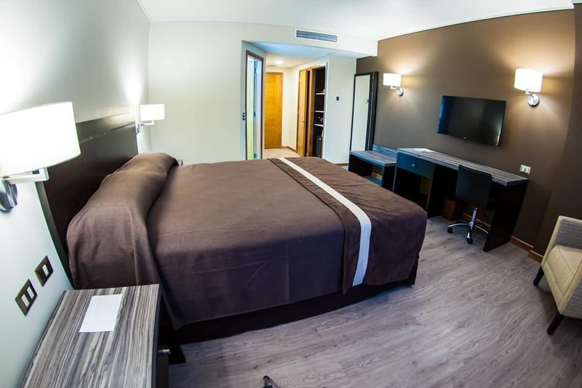 Een minibar, een kluis op de kamer, een bureau, geluiddichte muren