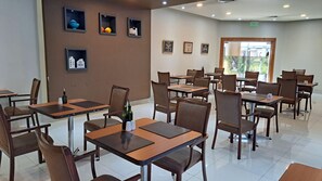 Phục vụ bữa sáng, bữa trưa, bữa tối, đặc sản vùng 