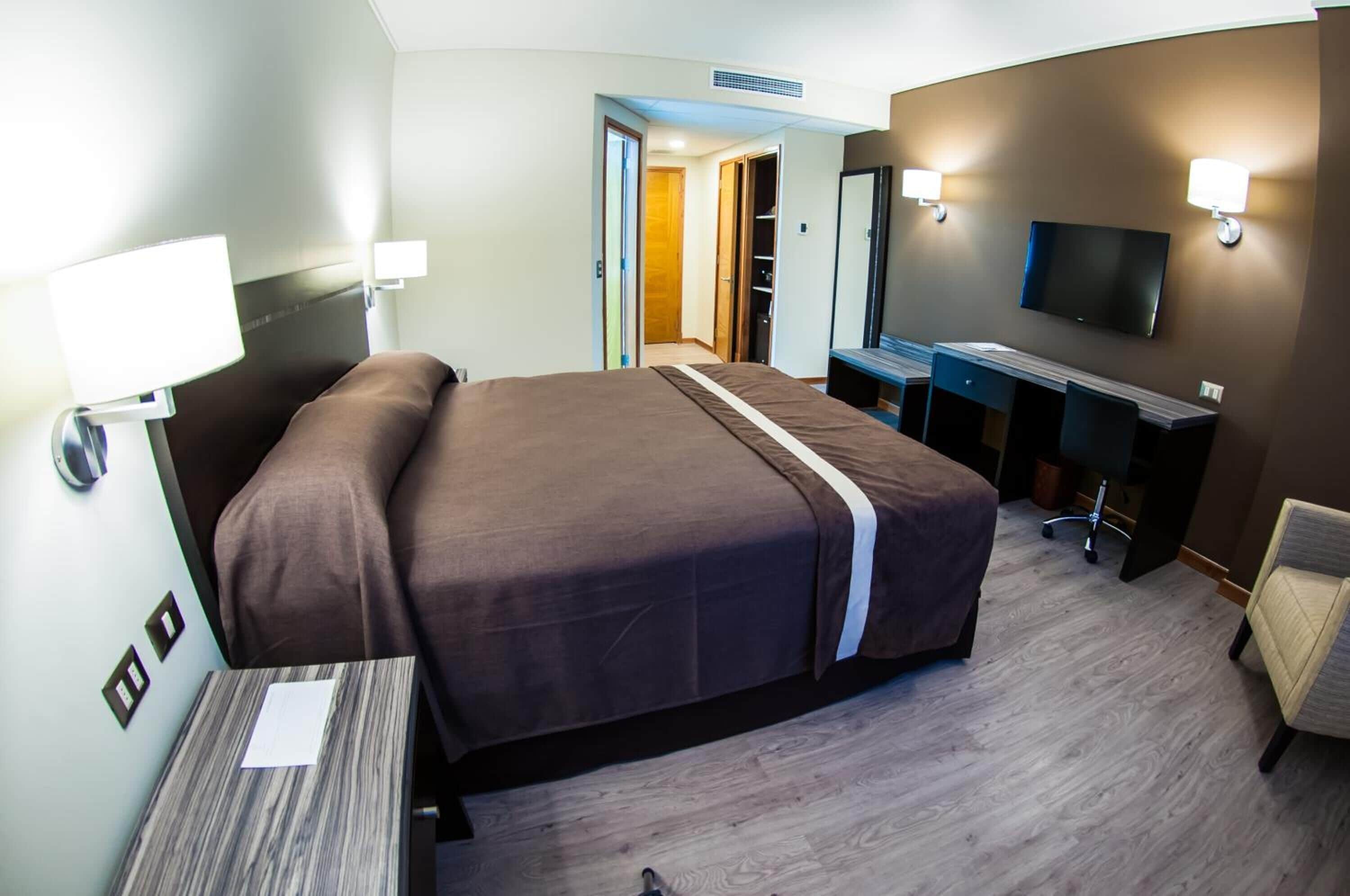 迷你吧、客房内保险箱、办公桌、隔音