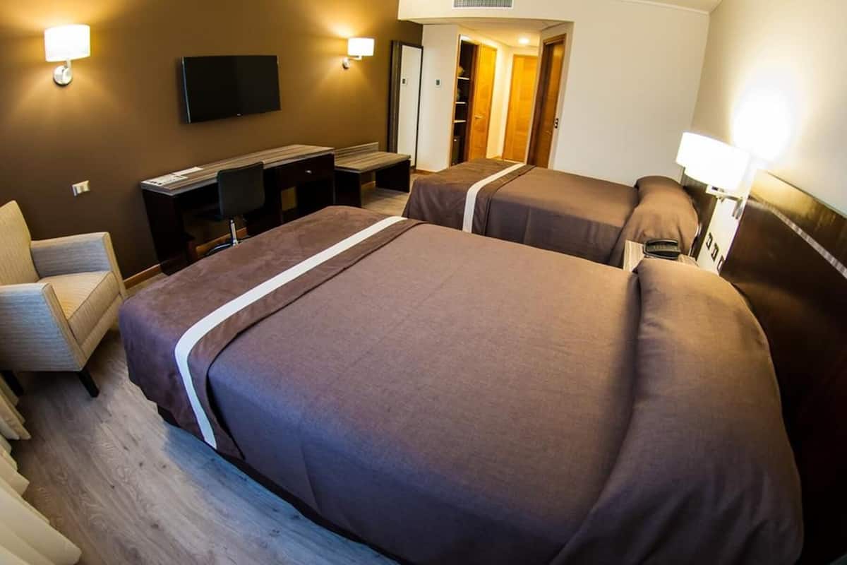 Een minibar, een kluis op de kamer, een bureau, geluiddichte muren