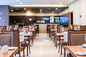 供应早餐、午餐和晚餐,地区菜