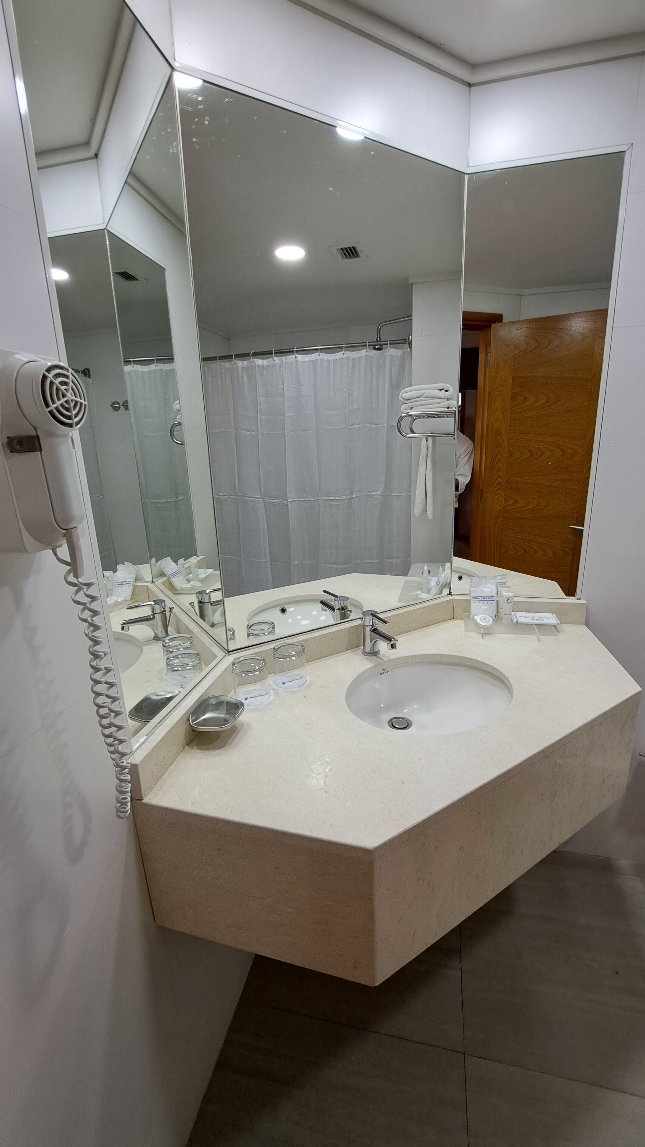 combined shower/bathtub, free toiletries, hair dryer, towels