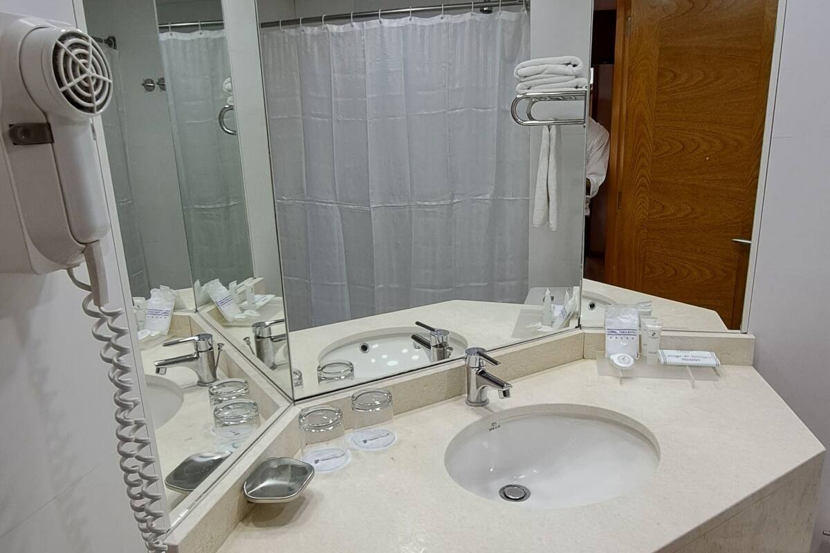 combined shower/bathtub, free toiletries, hair dryer, towels