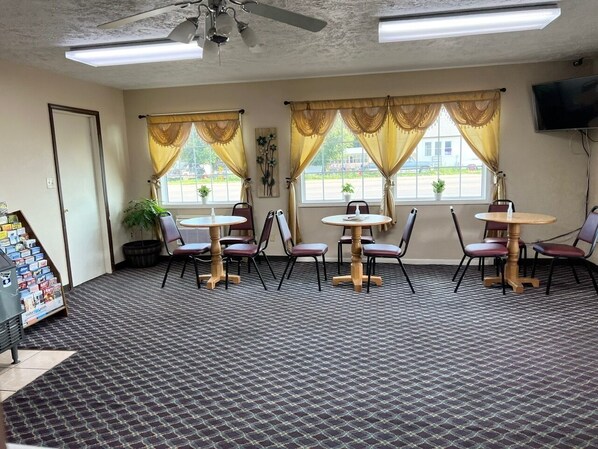 Free daily continental breakfast - Economy Inn (McCook)