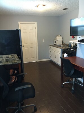 Departamento Premier, 3 habitaciones, cocina | Cocina privada | Refrigerador, microondas y cafetera y tetera 