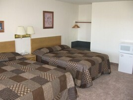 Double Room | Desk, iron/ironing board, free WiFi, bed sheets