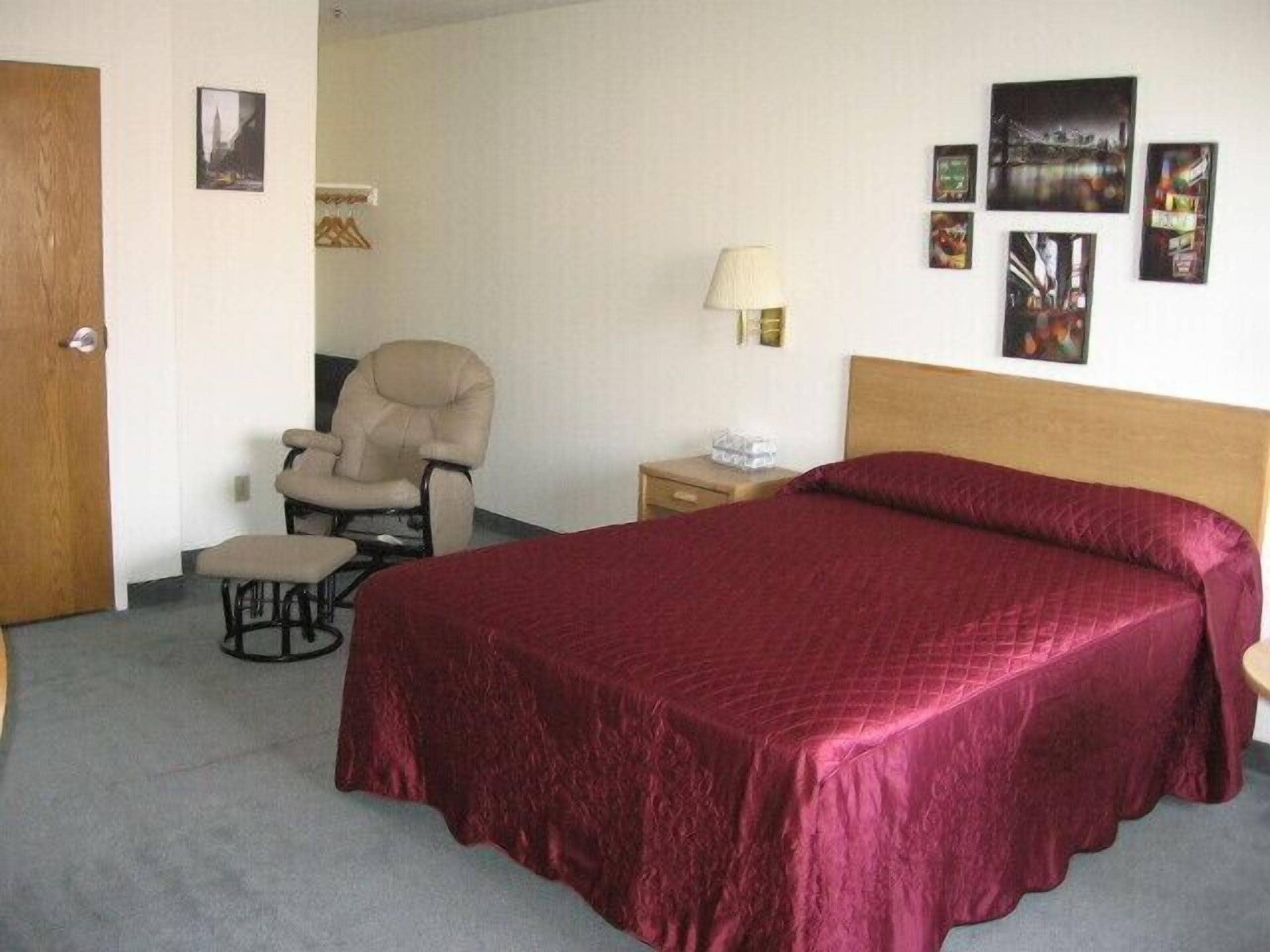 Room, Accessible | Desk, iron/ironing board, free WiFi, bed sheets