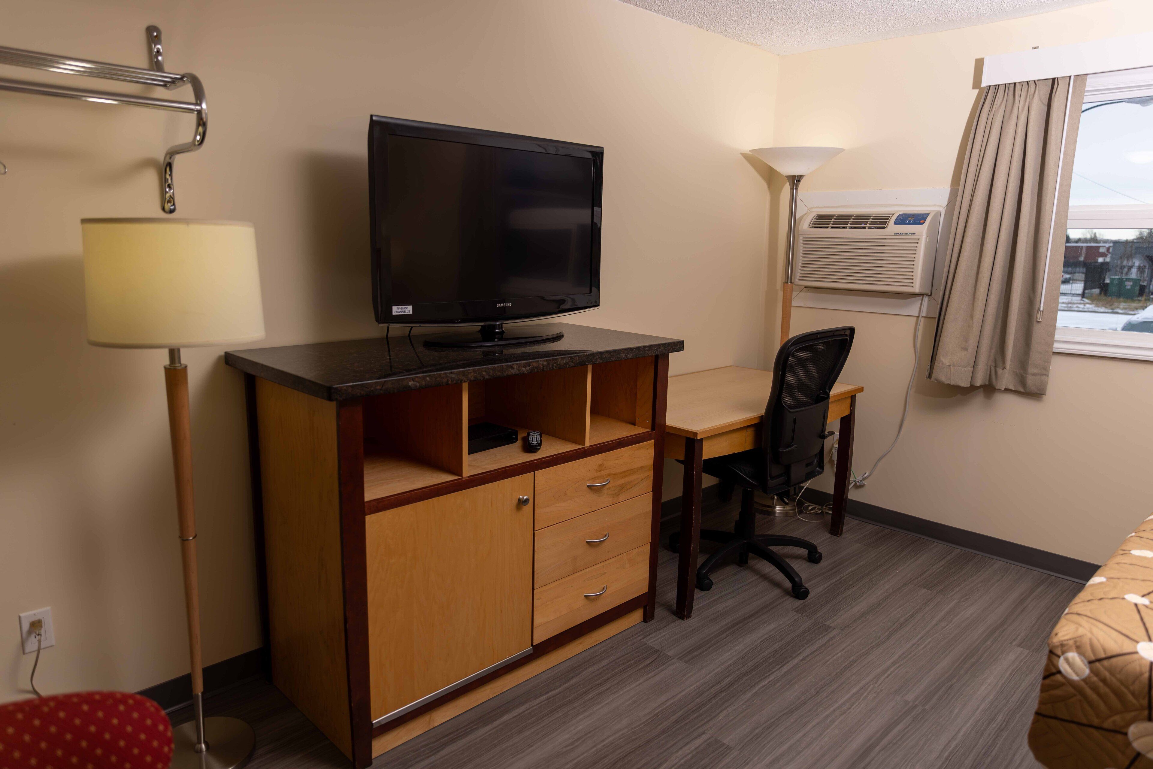 Desk, soundproofing, free WiFi, bed sheets