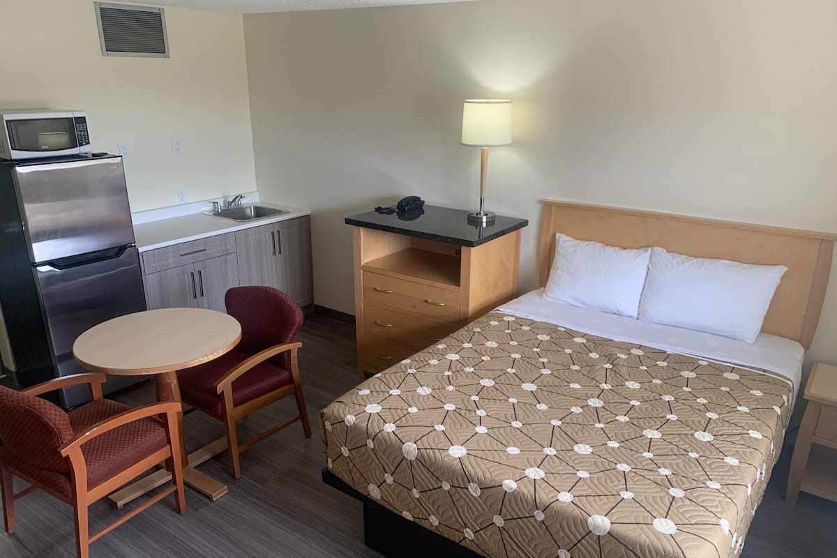 Desk, soundproofing, free WiFi, bed sheets