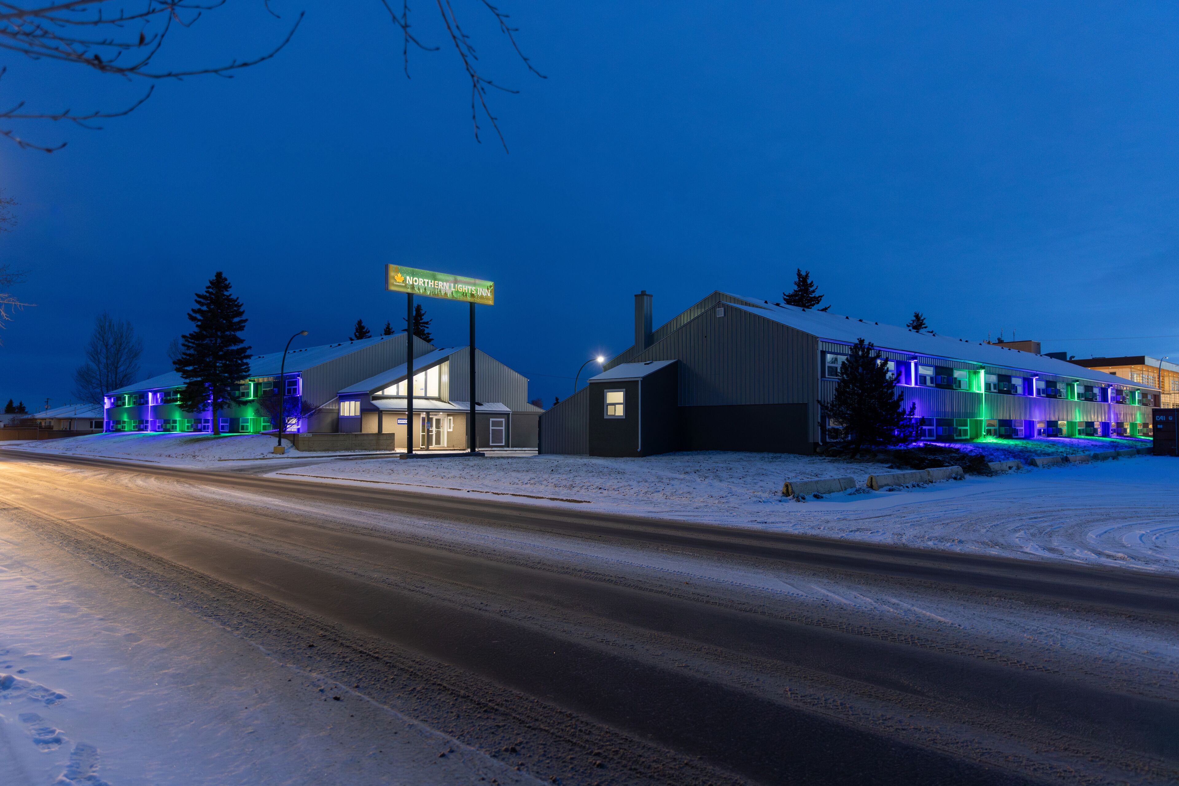 Un hotel amb un rètol que diu "Northern Lights Inn" en un paisatge nevós.