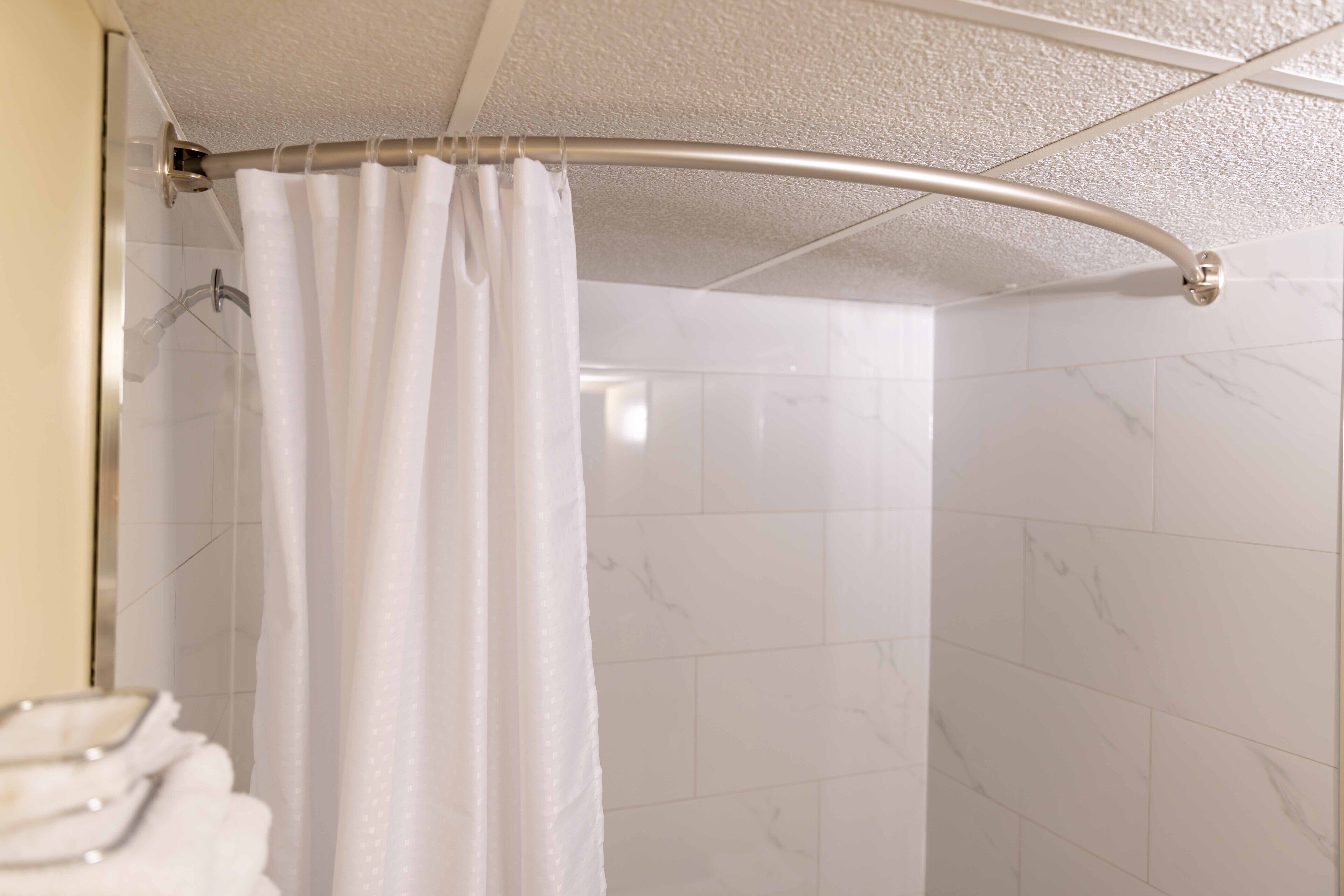 Combined shower/tub, free toiletries, towels