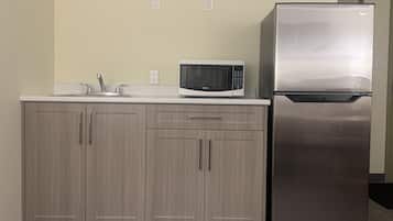 Geladeira, micro-ondas, cafeteira/chaleira