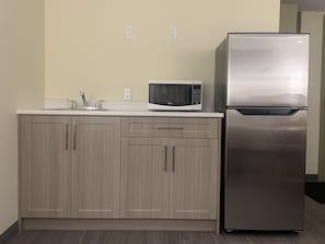 Fridge, microwave, coffee/tea maker - Northern Lights Inn (Fort St. John)