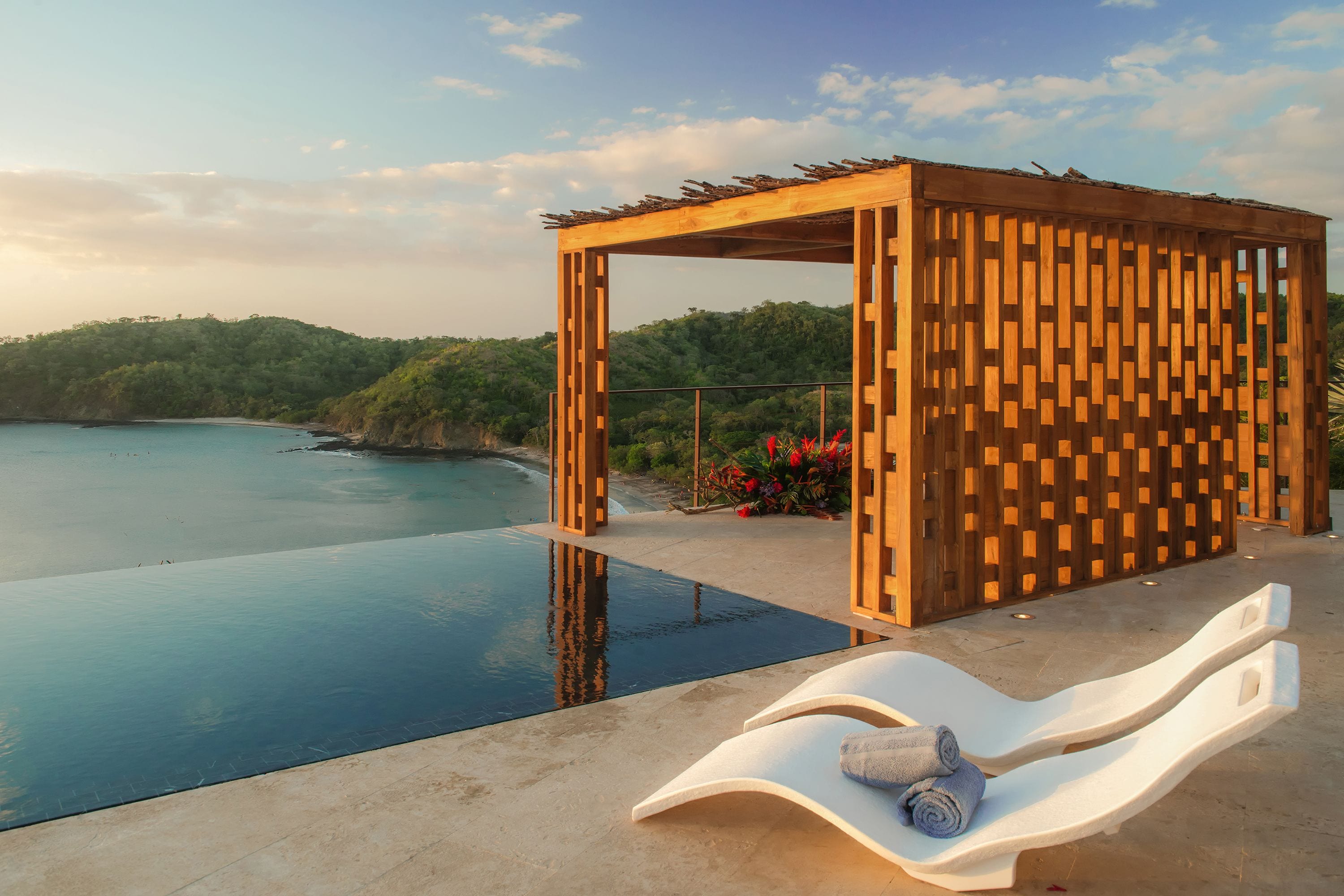 Una piscina al aire libre, cabañas de piscina gratuitas, sombrillas