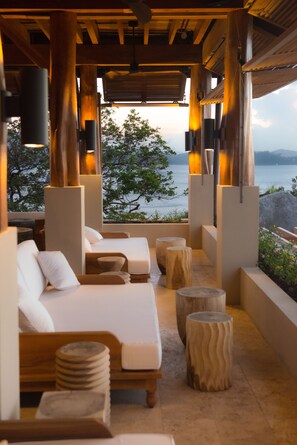 Lunch and dinner served