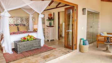 Signature Ocean Suite with Private Plunge Pool | Ropa de cama de alta calidad y caja de seguridad en la habitación