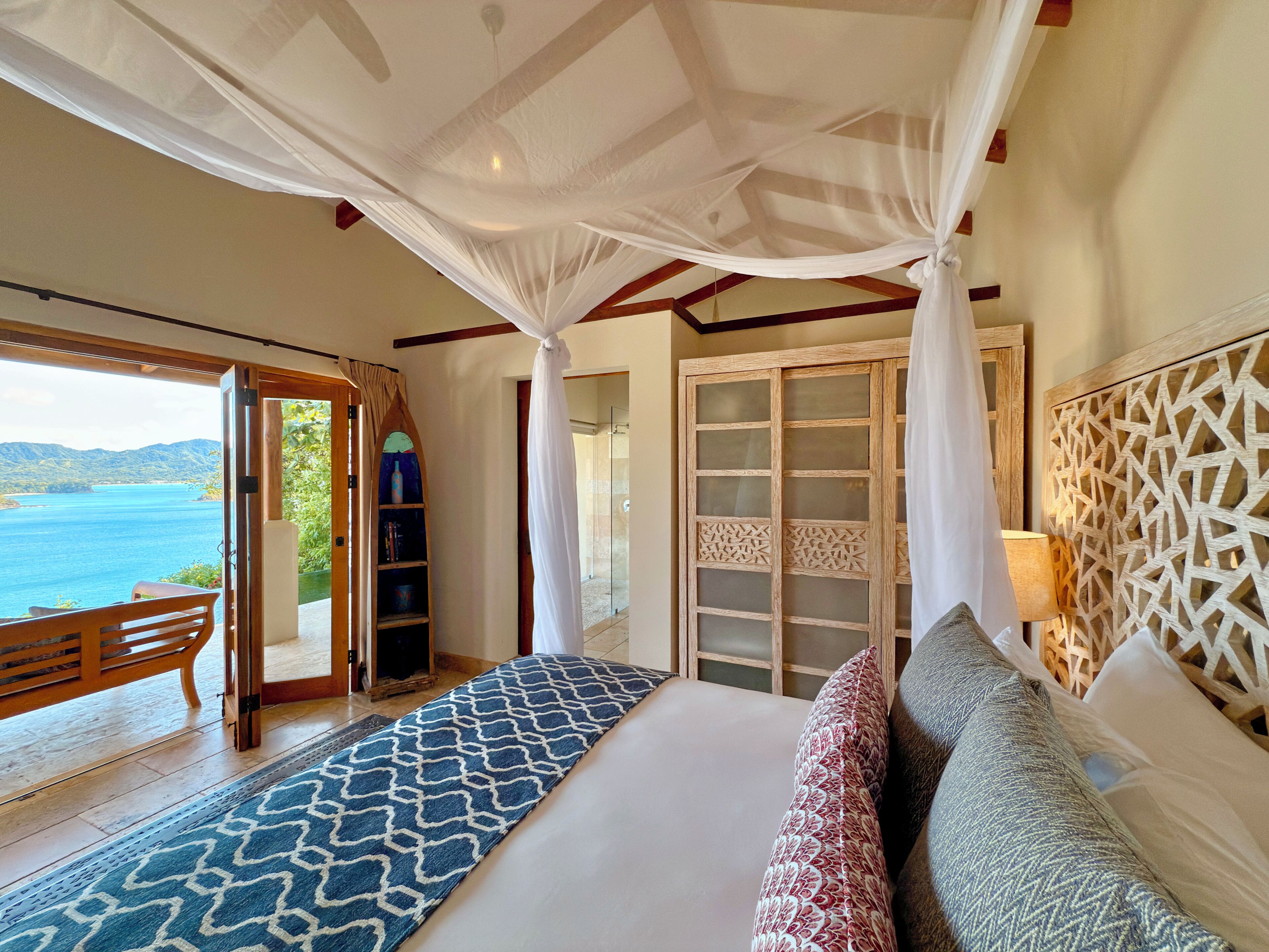 Signature Ocean Suite with Private Plunge Pool | Ropa de cama de alta calidad y caja de seguridad en la habitación 