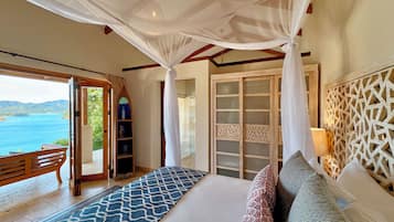 Signature Ocean Suite with Private Plunge Pool | Ropa de cama de alta calidad y caja de seguridad en la habitación