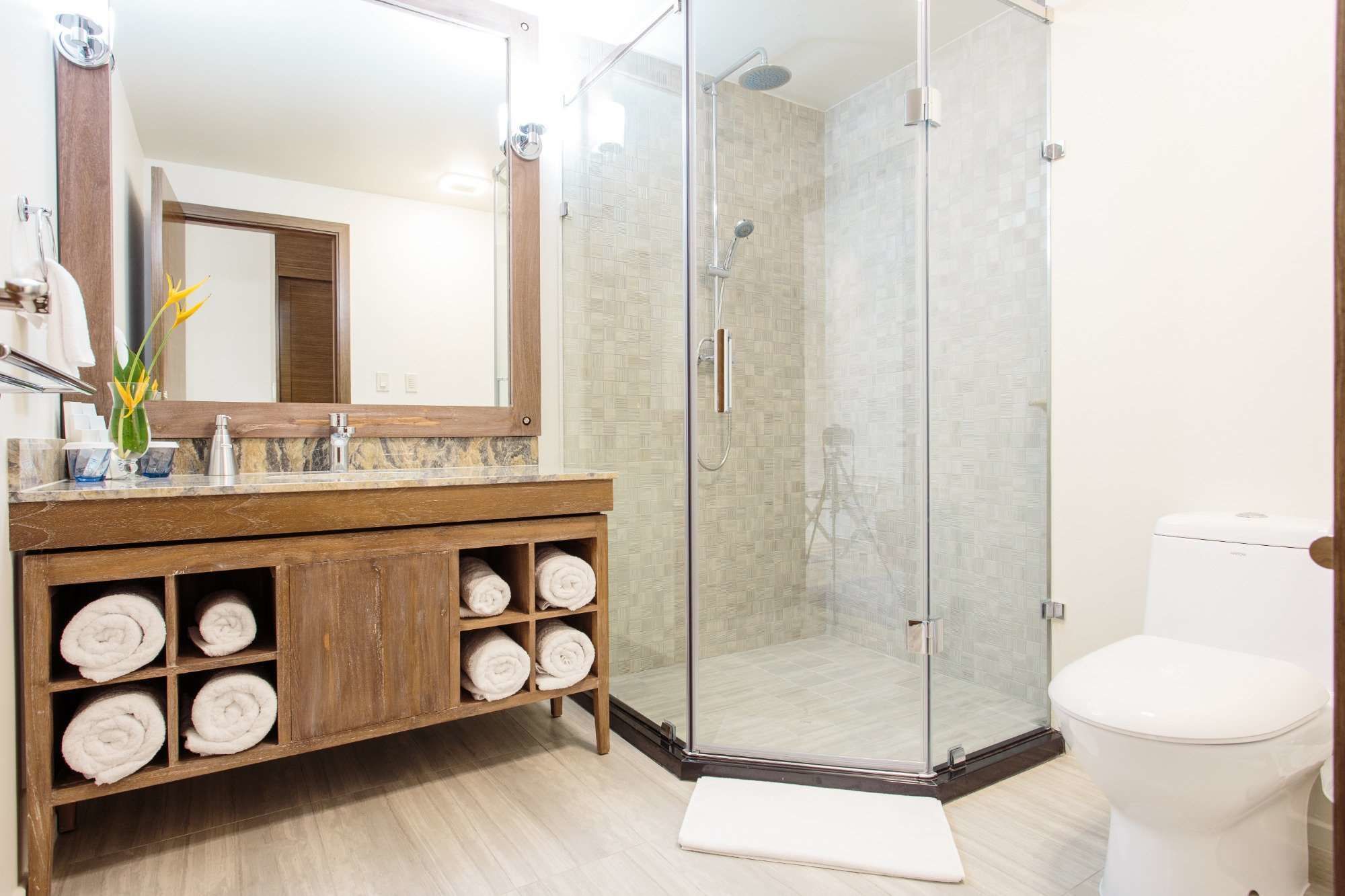 shower, hydromassage showerhead, free toiletries, hair dryer